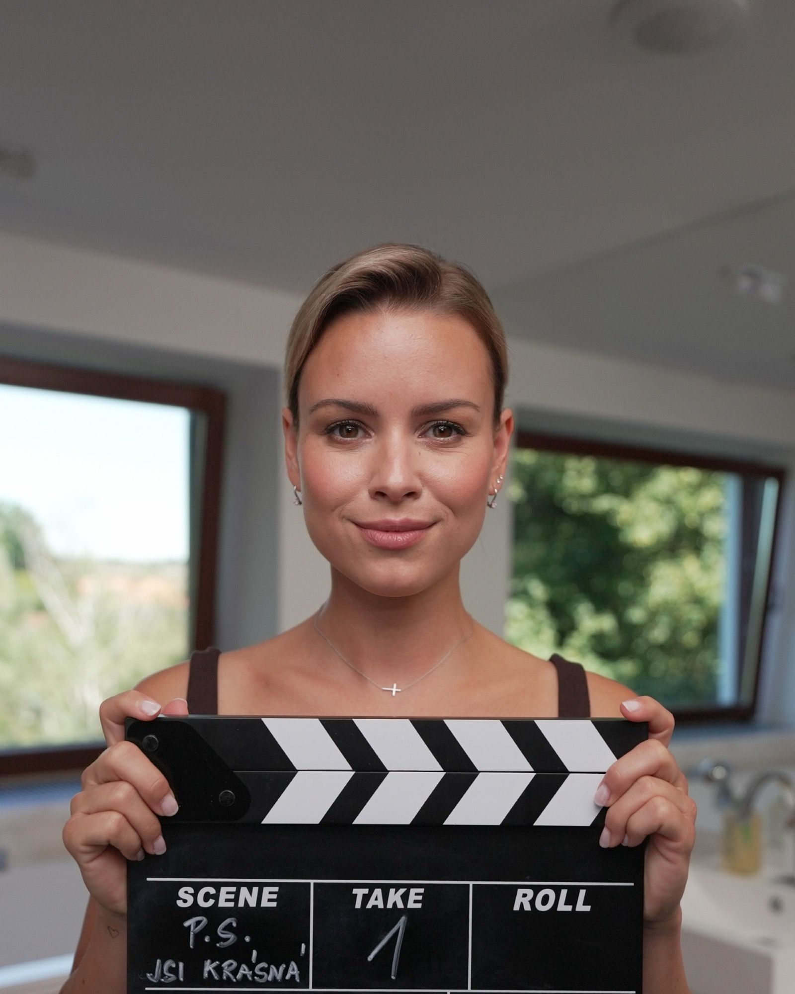 Patricie Pagáčová s filmovou klapkou na natáčení